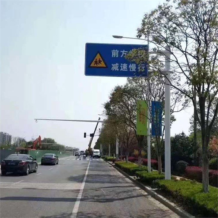 traffic signal pedestal pole